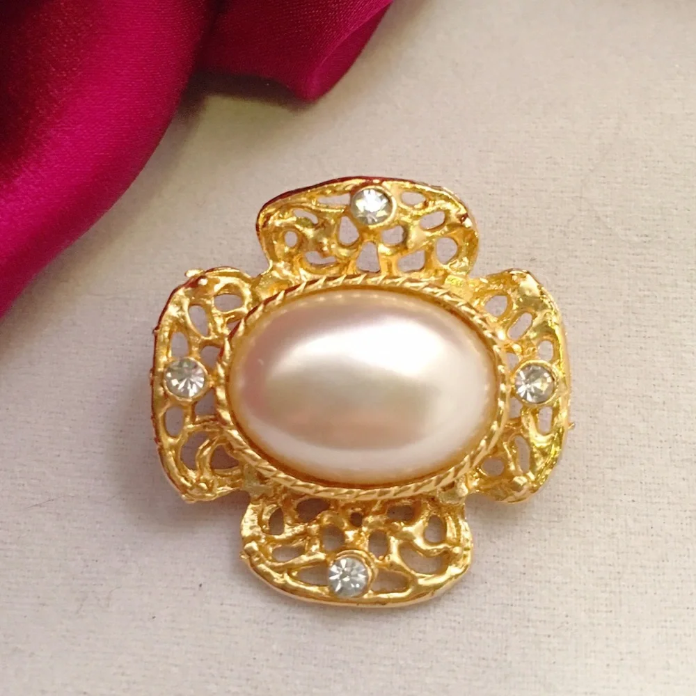 VINTAGE 1980s Pearl Button Gold Pin